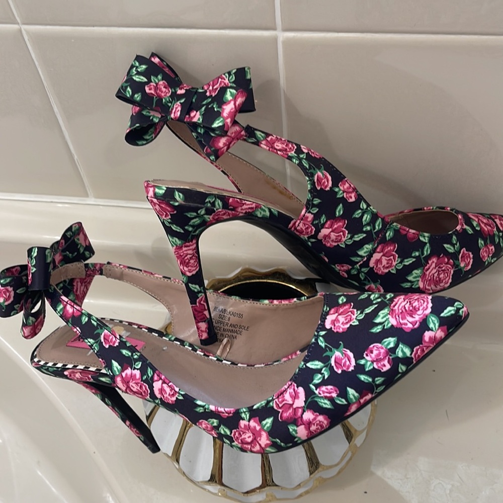 Host Pick๐๐๐Gorgeous pink roses Betsy Johnson heels ๐ธ๐ธby viviglam ๐ท - Picture 11 of 11